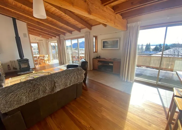Glacier Rock Lakeview House